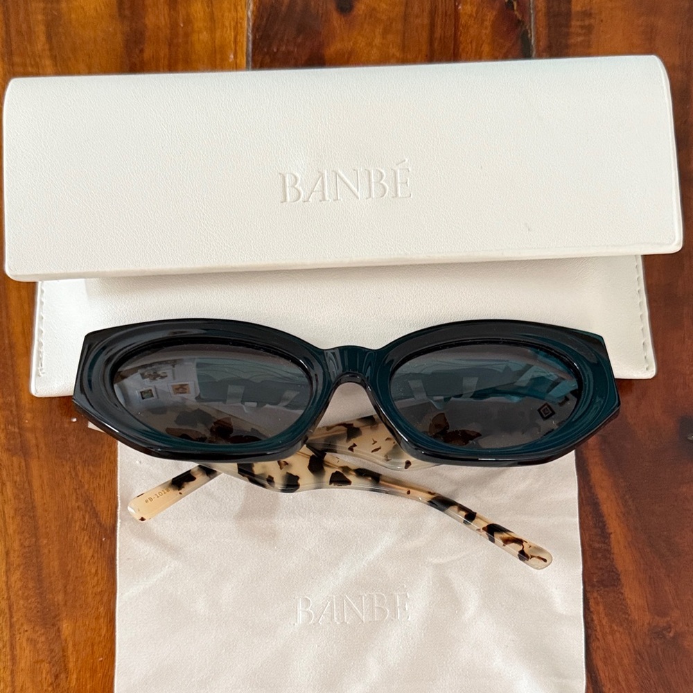 BANBE Teal Cat-Eye Sunglasses with Tortoiseshell Arms